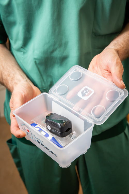 Spoedarts Michiel D'Hondt (ZNA Stuivenberg) met de box van CovidCare@home.