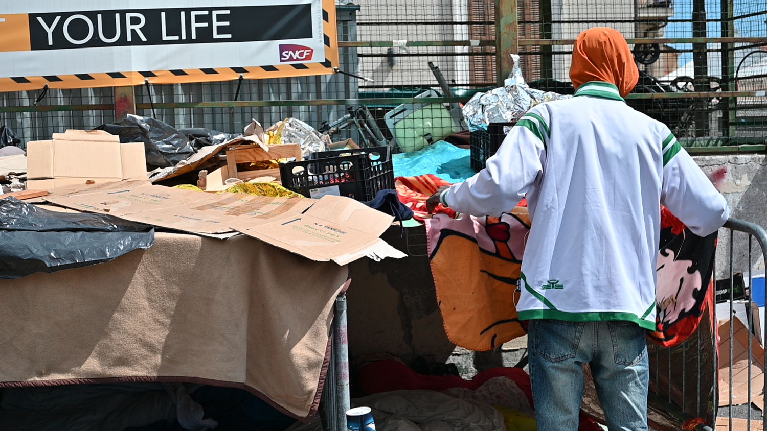 Title: Persons in transit in Ventimiglia Copyright: MSF/Candida Lobes Countries: Italy Date taken / Date Recorded: 15 May, 2023 Caption / Description: Hundreds of migrants attempt to access France from the Italian border town of Ventimiglia. Since 2015, French authorities have implemented border controls and movement restrictions for people in transit. As a result, indiscriminate pushbacks had become more common, including for unaccompanied minors and vulnerable people. Most persons in transit find temporary shelter in the streets of Ventimiglia, living in extremely harsh and unhealthy conditions before attempting to cross the border again, left with no services nor assistance.