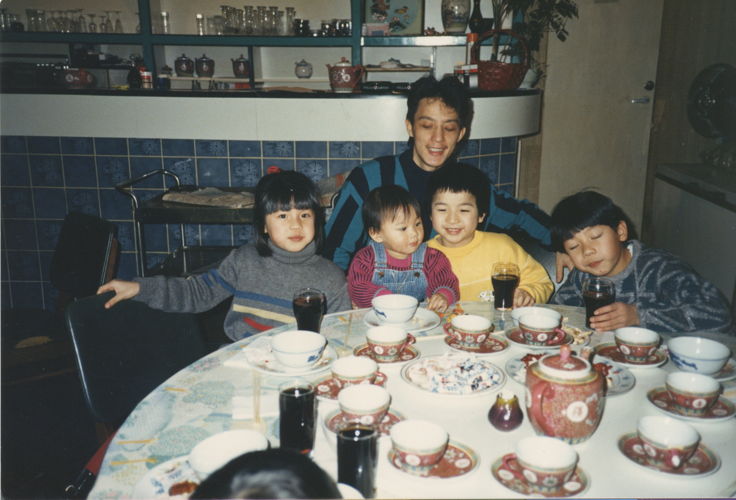 De tweede zoon, Ngor Wai (David) Pang met kinderen uit de familie, samen aan tafel