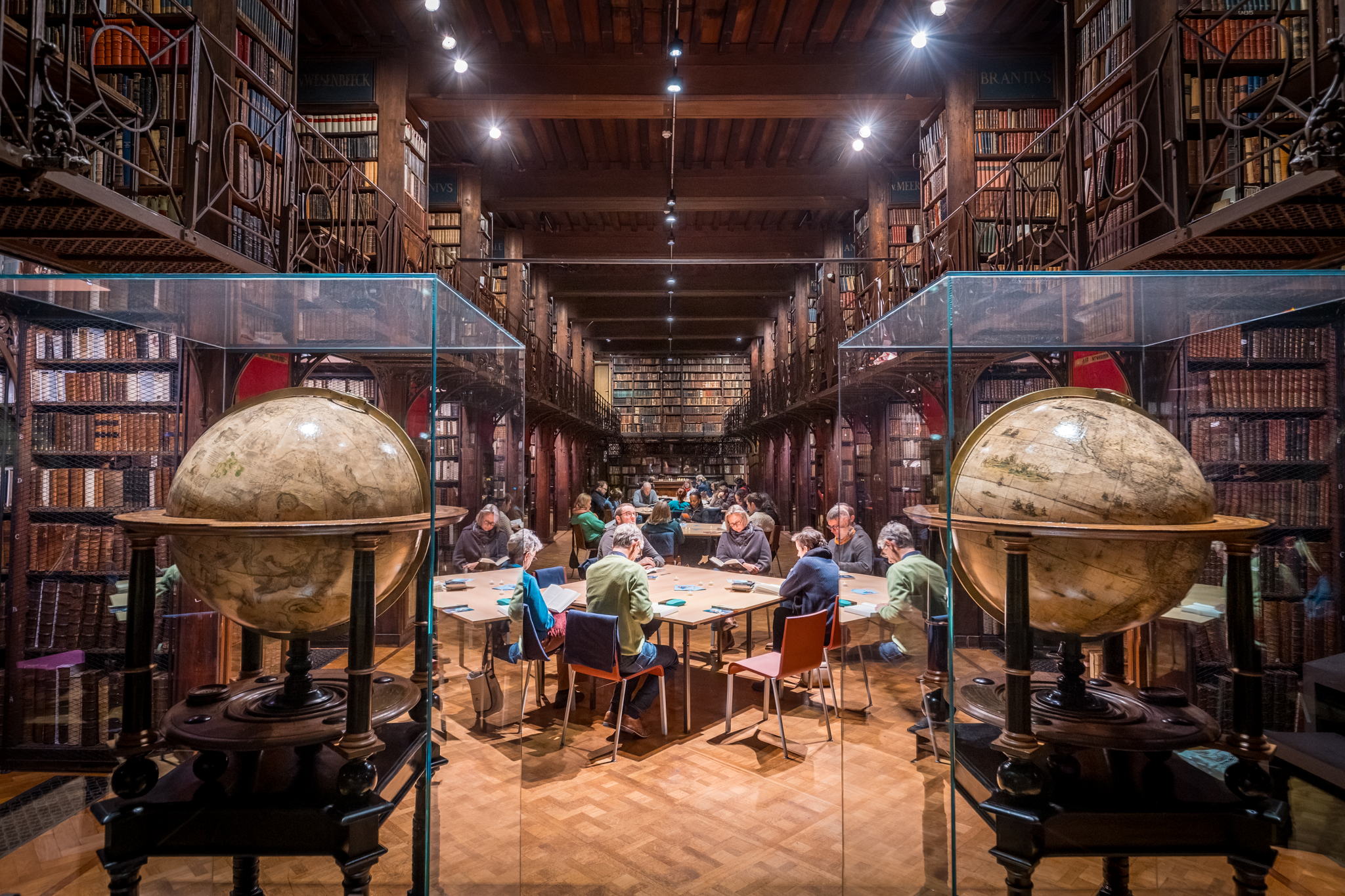 Tijdens November Boekenmaand opent Erfgoedbibliotheek Hendrik Conscience opnieuw haar historische Nottebohmzaal voor Slow Reading-sessies. © Dieter Daniëls Tijdens November Boekenmaand opent Erfgoedbibliotheek Hendrik Conscience opnieuw haar historische Nottebohmzaal voor Slow Reading-sessies. © Dieter Daniëls