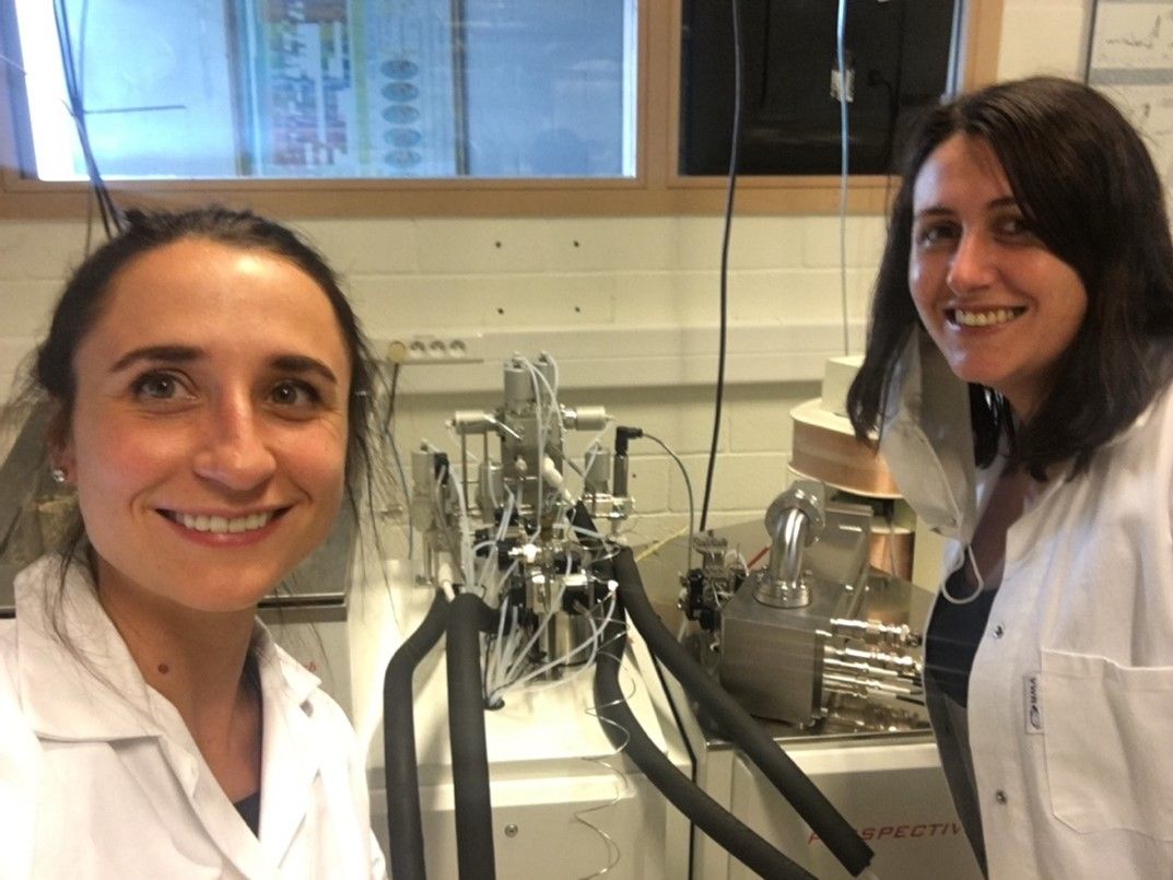 Marta Marchegiano and Marion Peral at the AMGC lab at VUB, with the instrument used to reconstruct temperatures in the Chicxulub meteorite crater in Mexico (photo: Marta Marchegiano).