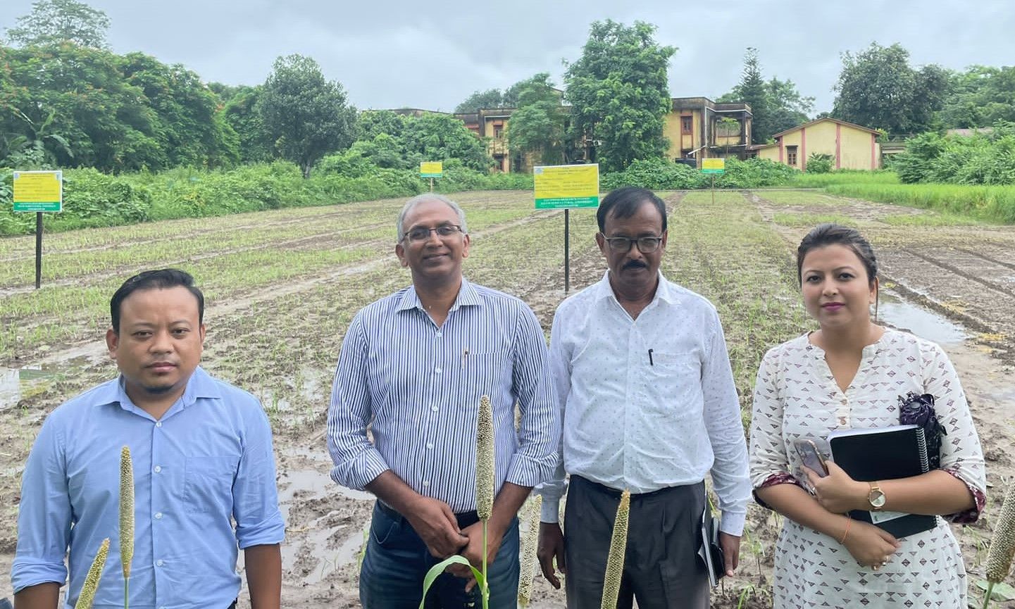 Dr Ashok Kumar, Regional Director-Asia, ICRISAT (centre left), with a team from a Zonal Research Station.