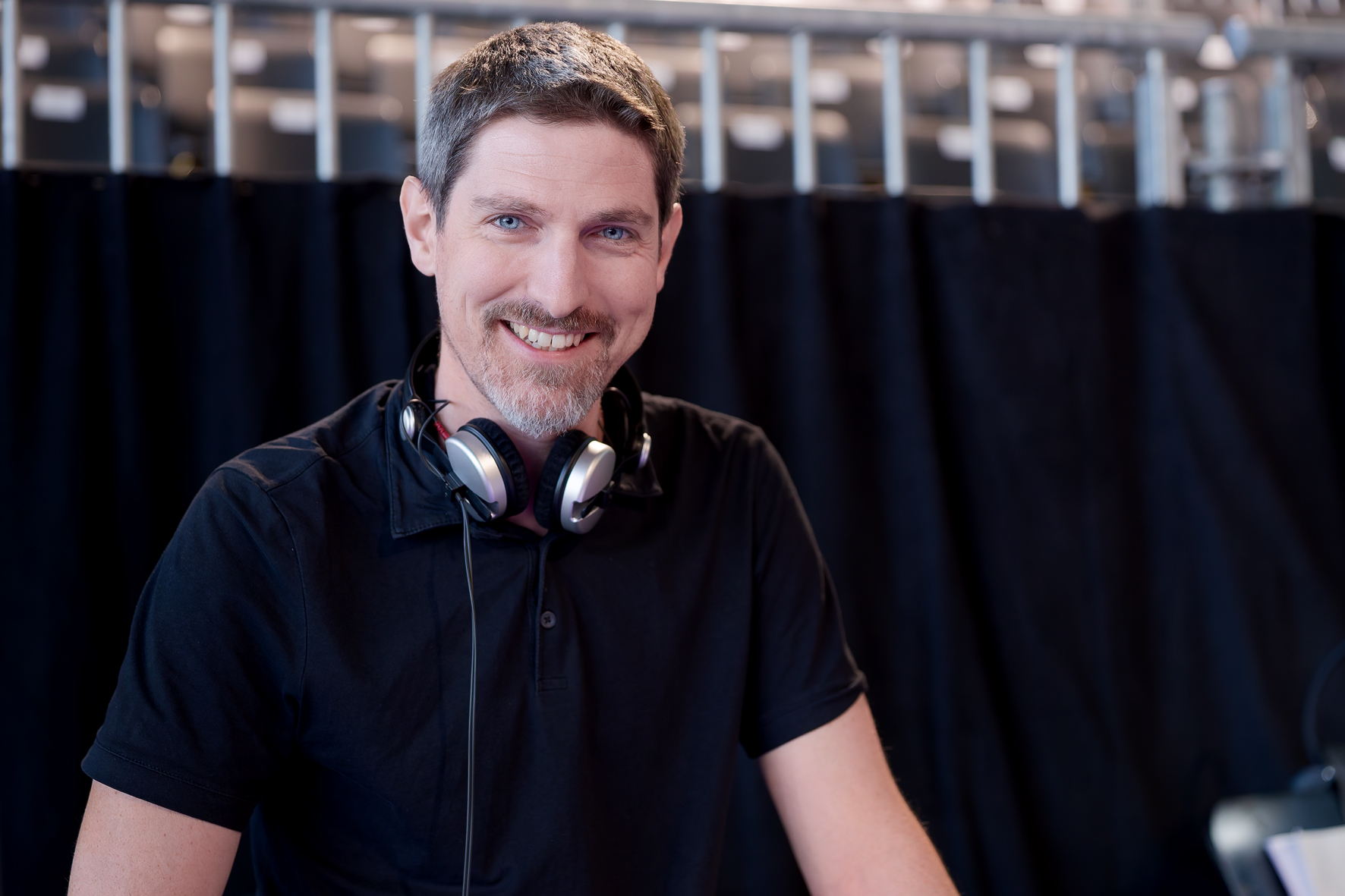 Simon Böttler, tonmeister permanent au Komische Oper Berlin, alterne avec Andrea Jetter à la console FOH.