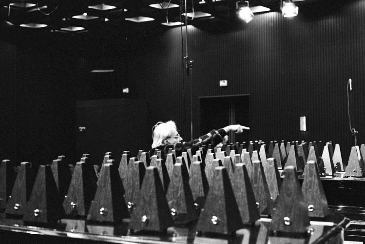 György Ligeti tijdens voorbereidingen voor Poème Symphonique in 1988 ter gelegenheid van zijn 65ste verjaardag - Stedelijk Museum Amsterdam (c) Co Broerse