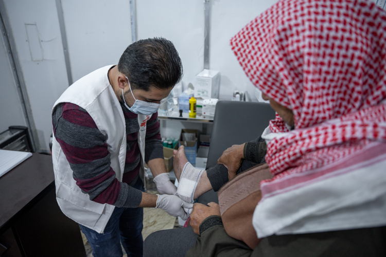 MSF medical activities in northwest Syria Copyright: Abdulrahman Sadeq/MSF Countries: Syria Date taken / Date Recorded: 14 December, 2023 Caption / Description: MSF runs the Hayr Jamous primary healthcare centre near the city of Salqin in Idlib governorate. Nurses and doctors provide support to patients, who face a dire health situation in northwest Syria. Northwest Syria, December 2023.