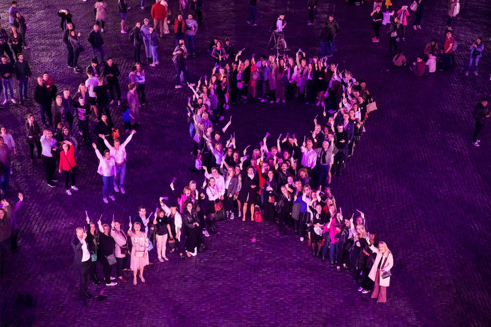 Human Pink Ribbon by The Estée Lauder Companies Benelux employees on Grand-Place Brussels