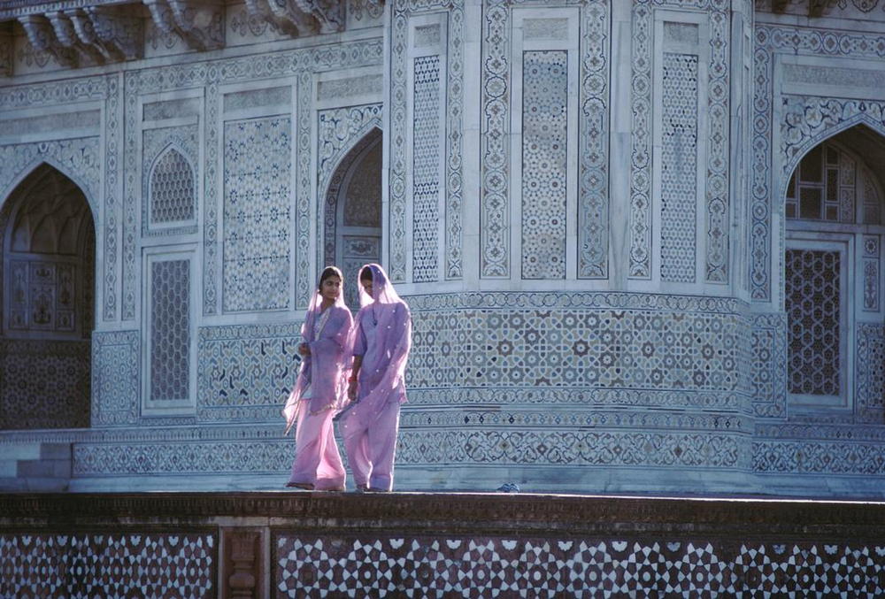 Two women walking, Agra, Tomb of Itimad ad-Daula, 1978. AKG1524027