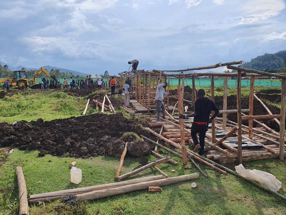 Artsen Zonder Grenzen ondersteunt de 18.000 Congolese vluchtelingen van het opvangkamp Nyakabande, Oeganda, met gezondheidszorg, de distributie van non-foodartikelen, de bouw van tenten en, hier, van 210 latrines. (c) Théo Wanteu/MSF
