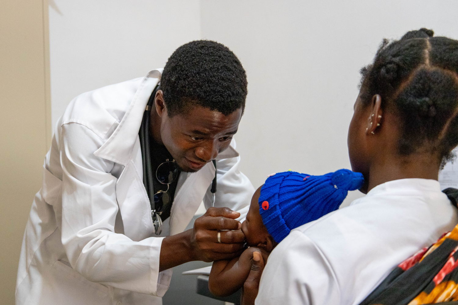 Living with HIV/Aids through Conflict and Displacement - Macomia Fina, 19 years old, and her son Bernardo, three months old (both names changed), attend a monthly appointment at MSF’s clinic in Nanga, Macomia, with Clinic Officer Mussa Rahamane Waide. Fina returns to the clinic every month to collect Anti-retro-viral treatment and monitor her and Bernardo’s health.  Fina is originally from Muidumbe district and has been displaced since 2020 due to violence and cannot return back home as it is still unsafe.  “I am currently an 8th grade student. Unfortunately, when I fled from Muidumbe I stopped studying and got a few years behind. I want to continue my studies and become a police officer, and I believe their work is very important. I want this conflict to end and one day, when possible, I would like to return home to Muidumbe.” She says. Photographer: Martim Gray Pereira