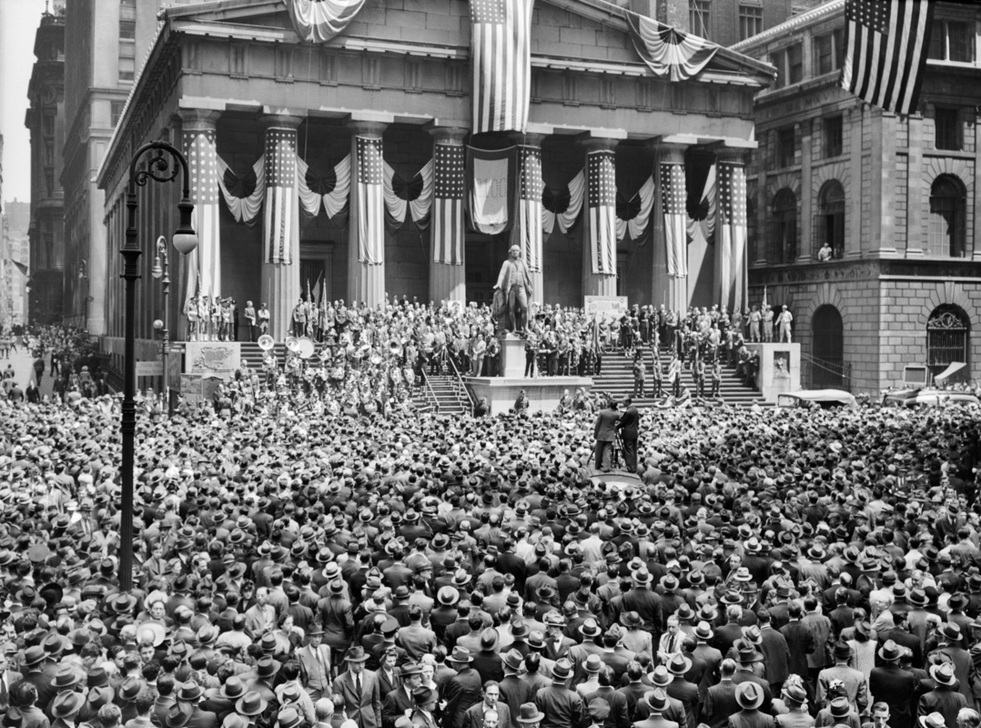 AKG4386834 1942 WWII WAR BOND RALLY NEW YORK STOCK EXCHANGE. WALL STREET, NYC. © akg-images / ClassicStock / CHARLES PHELPS CUSHING