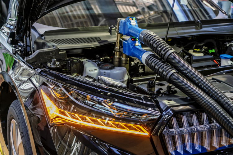 The Czech carmaker invested around 32 million euros in
the conversion of the production line at its main plant in
Mladá Boleslav. The all-electric ŠKODA ENYAQ iV, the
OCTAVIA and the KAROQ compact SUV now all roll off the
same production line.
The Czech carmaker invested around 32 million euros in
the conversion of the production line at its main plant in
Mladá Boleslav. The all-electric ŠKODA ENYAQ iV, the
OCTAVIA and the KAROQ compact SUV now all roll off the
same production line.