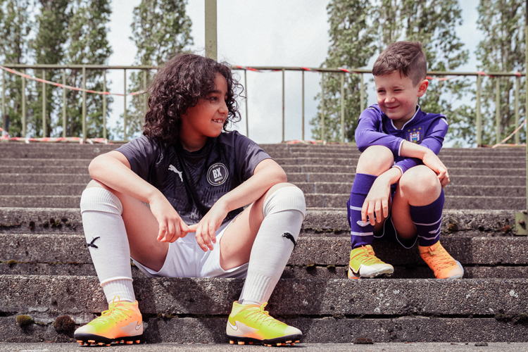 De jeugdspelertjes van BX en RSCA ontmoeten elkaar.