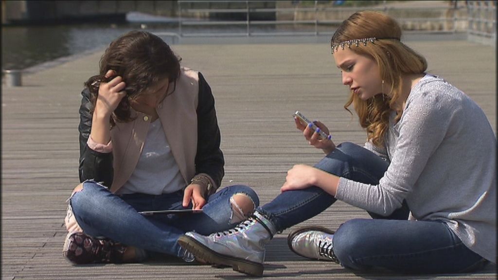Karrewiet over mediawijsheid - cyberpesten - Leyla en Kyra uit D5R - (c) VRT