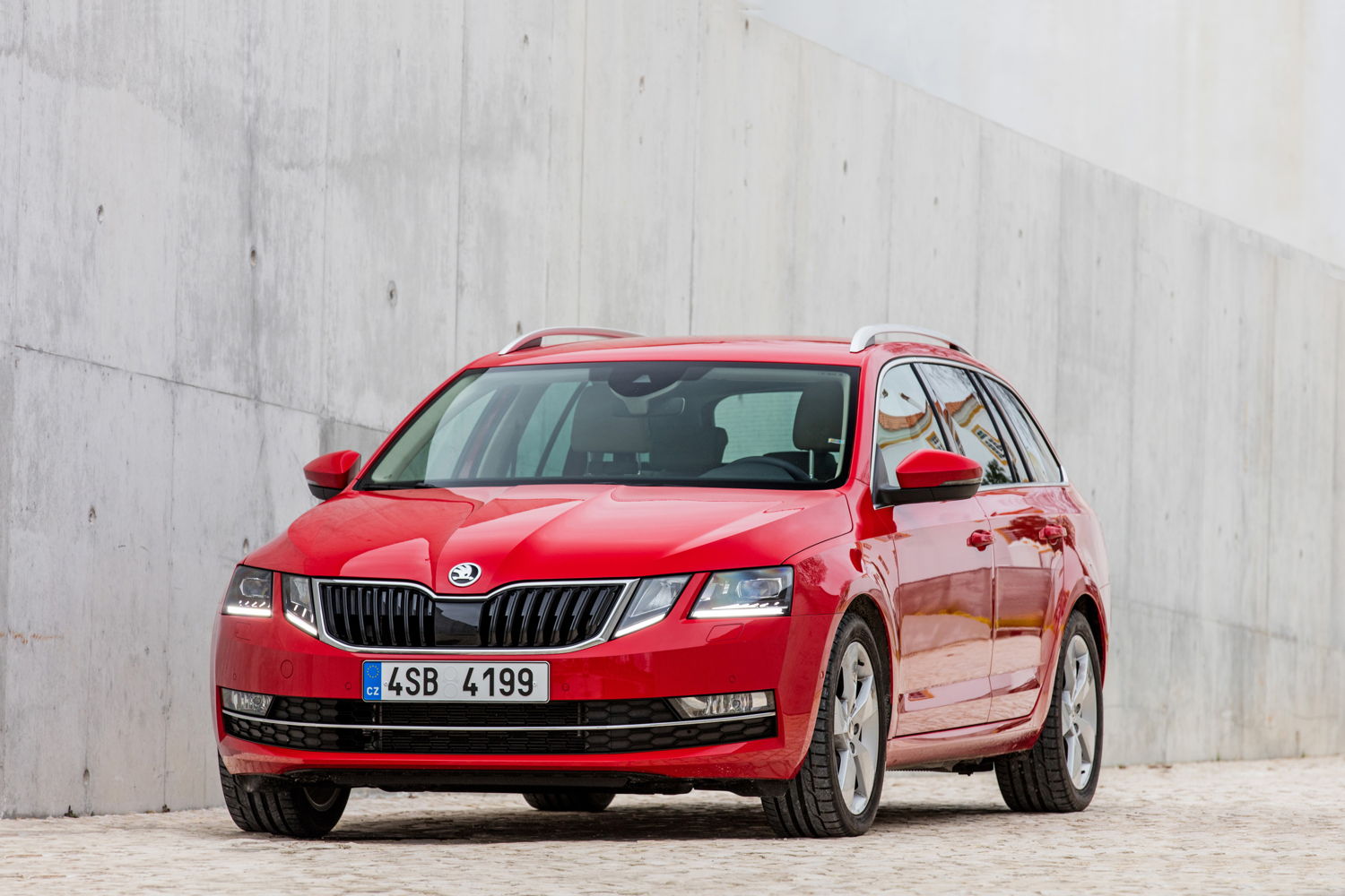 Readers of the German specialist magazine ‘AUTOStraßenverkehr’ and parenting magazine ‘Leben & Erziehen’ voted four ŠKODA models family car of the year. The FABIA COMBI, OCTAVIA COMBI, SUPERB COMBI and YETI were victorious as the best family car across five categories.