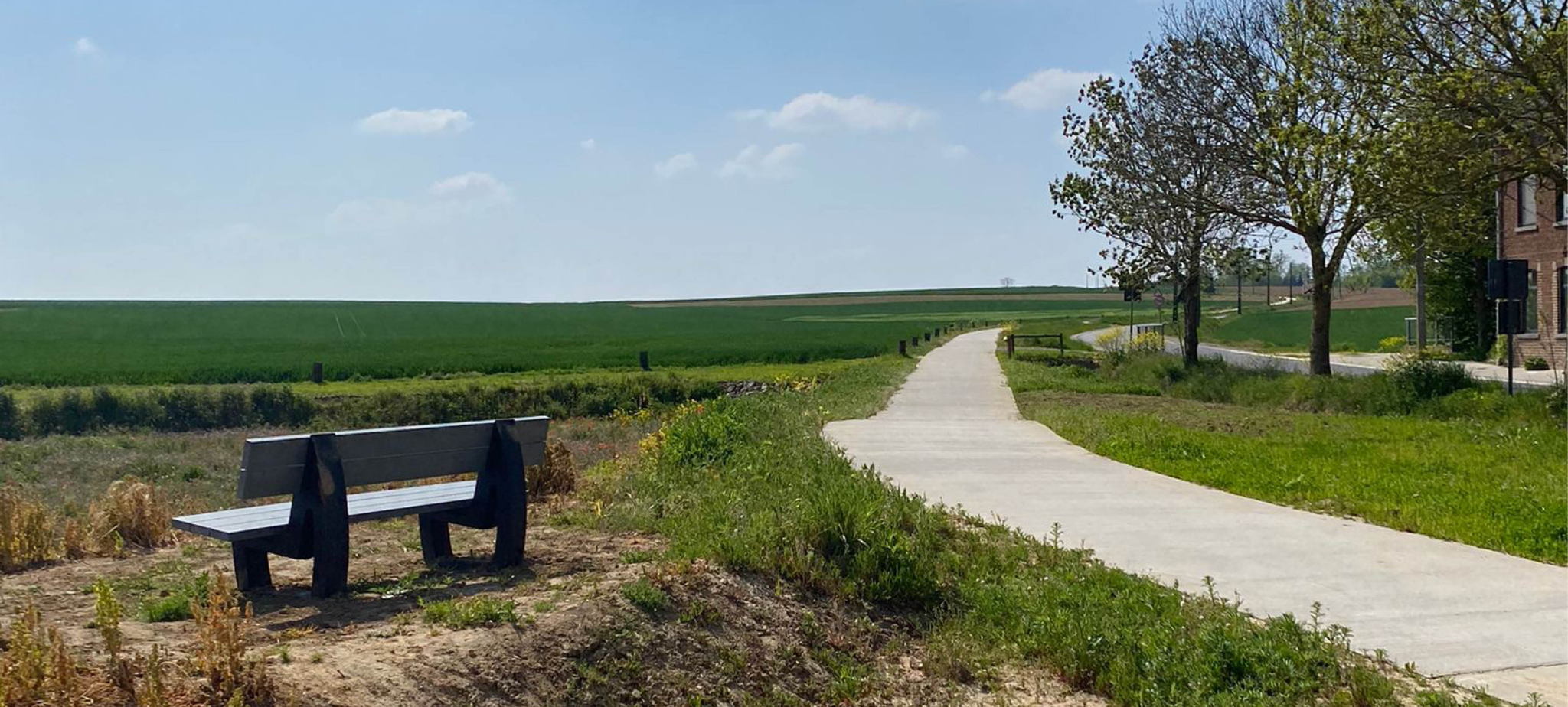 Bij het wachtbekken en de fietstracés op Tienen plaatsten we zitbanken.
