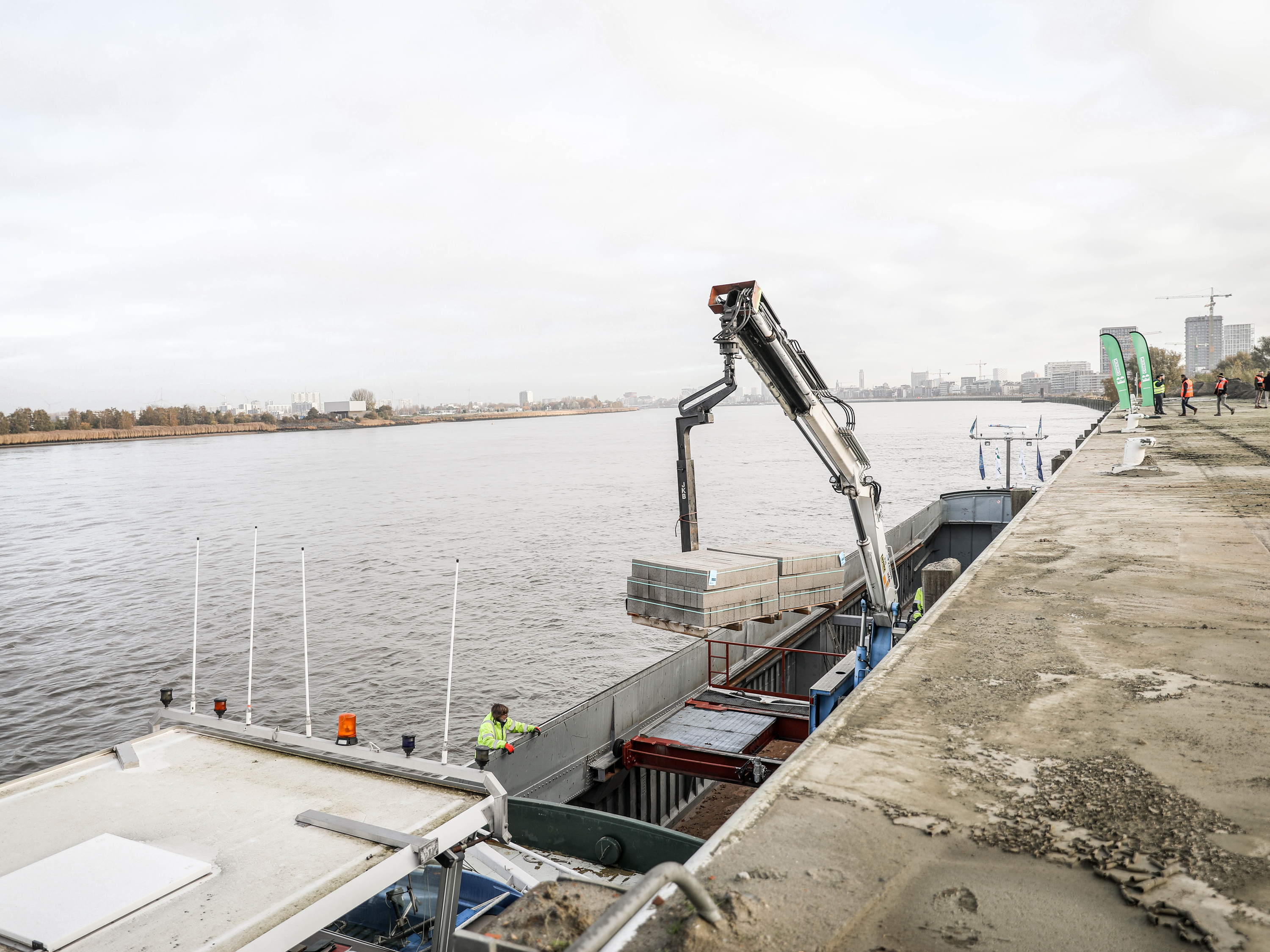 Persbericht: Uniek: bouwmaterialen rechtstreeks geleverd via de Schelde in gloednieuwe Antwerpse vestiging van BMB Bouwmaterialen