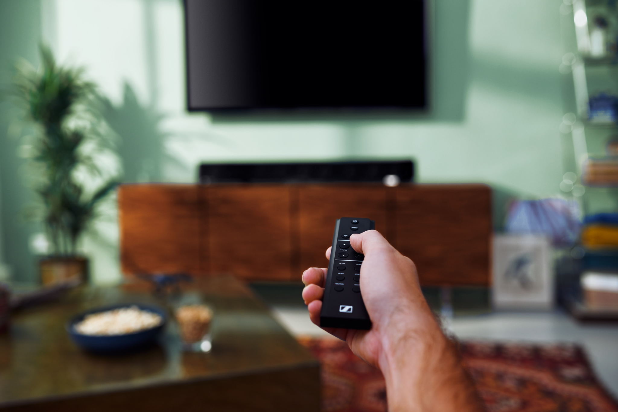 Un son parfaitement adapté au type de contenu
En plus de supporter les formats Dolby Atmos, MPEG-H et DTS:X, la technologie Upmix Technology de l’AMBEO Soundbar recrée la stéréo et les contenus 5.1 pour délivrer une expérience de son 3D saisissante. Cinq réglages prédéfinis permettent d’adapter les fréquences et le son 3D
au type de contenu.
Un son parfaitement adapté au type de contenu
En plus de supporter les formats Dolby Atmos, MPEG-H et DTS:X, la technologie Upmix Technology de l’AMBEO Soundbar recrée la stéréo et les contenus 5.1 pour délivrer une expérience de son 3D saisissante. Cinq réglages prédéfinis permettent d’adapter les fréquences et le son 3D
au type de contenu.
