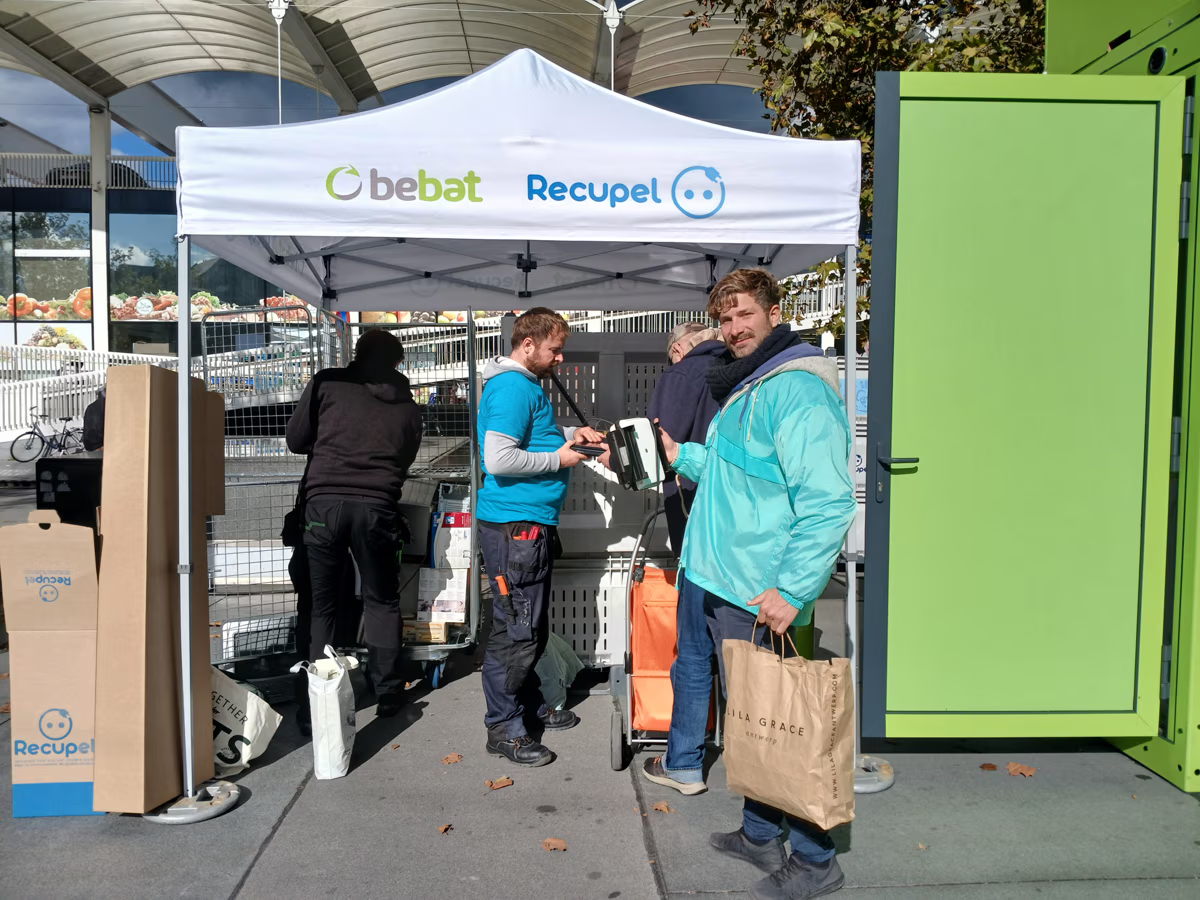 ‘Back Friday’-campagne van Bebat en Recupel vandaag op het Stationsplein in Sint-Niklaas   