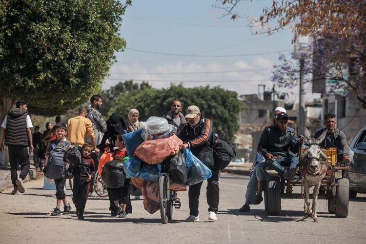 Title: Displaced Palestinians in Rafah Copyright: MSF Countries: Palestinian Territories Date taken / Date Recorded: 06 May, 2024 Caption / Description: Displaced Palestinians in Rafah in the southern Gaza Strip carry their belongings as they leave following an evacuation order by the Israeli army on May 6, 2024.