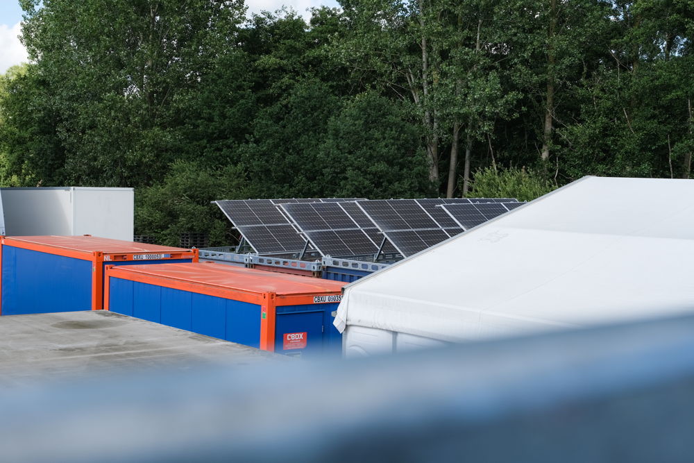 Les panneaux solaires mobiles au camping The Hive ©Tanguy D'haenens 