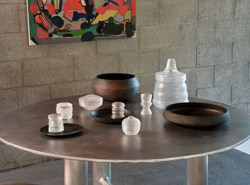 Works pictured: Green River Project LLC, Aluminum Round Table (2021); micaceous clay vessels by Johnny Ortiz (2021); glass vessels by Ritsue Mishima