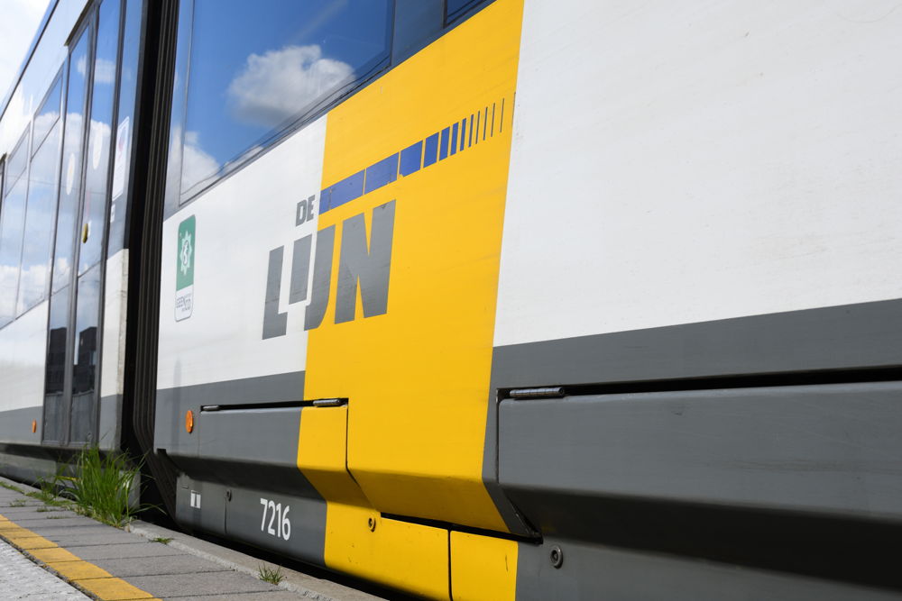 Tram flank met logo