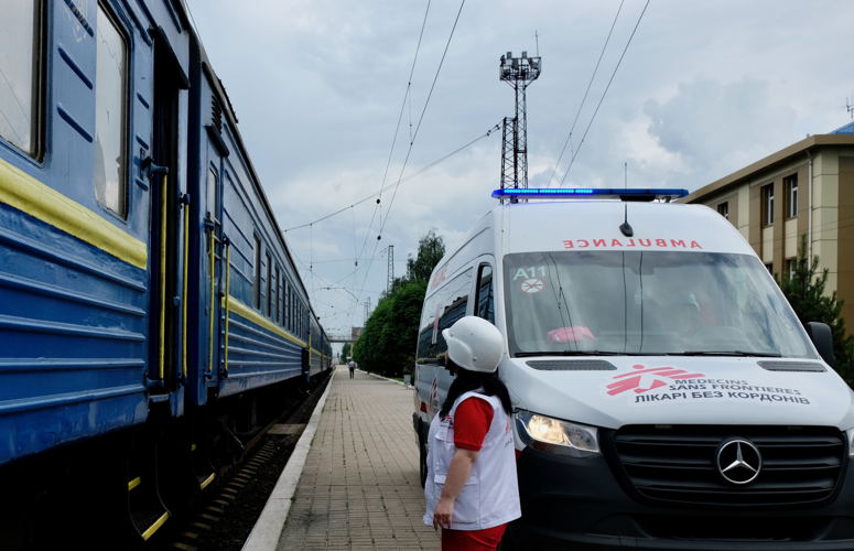 MSF paramedics prepare to transfer patients on the MSF medical evacuation train in Ukraine. Copyright: Linda Nyholm/MSF MSF paramedics prepare to transfer patients on the MSF medical evacuation train in Ukraine. Copyright: Linda Nyholm/MSF