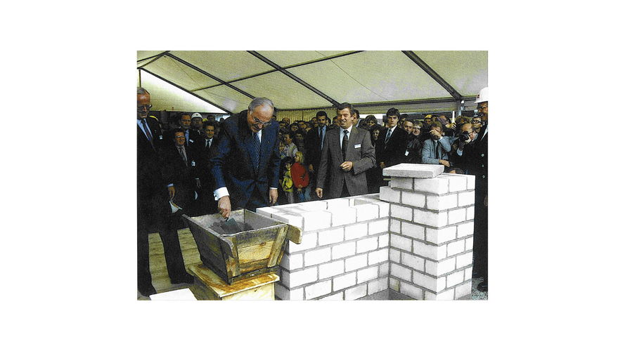 Colocación de la primera piedra de la nueva planta automotriz el 26 de septiembre de 1990: El entonces Canciller Dr. Helmut Kohl.