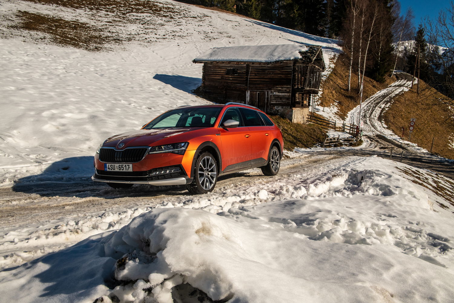 The ŠKODA SUPERB SCOUT is exclusively available
as an estate and is the only model that can be ordered
with the special Tangerine Orange finish.