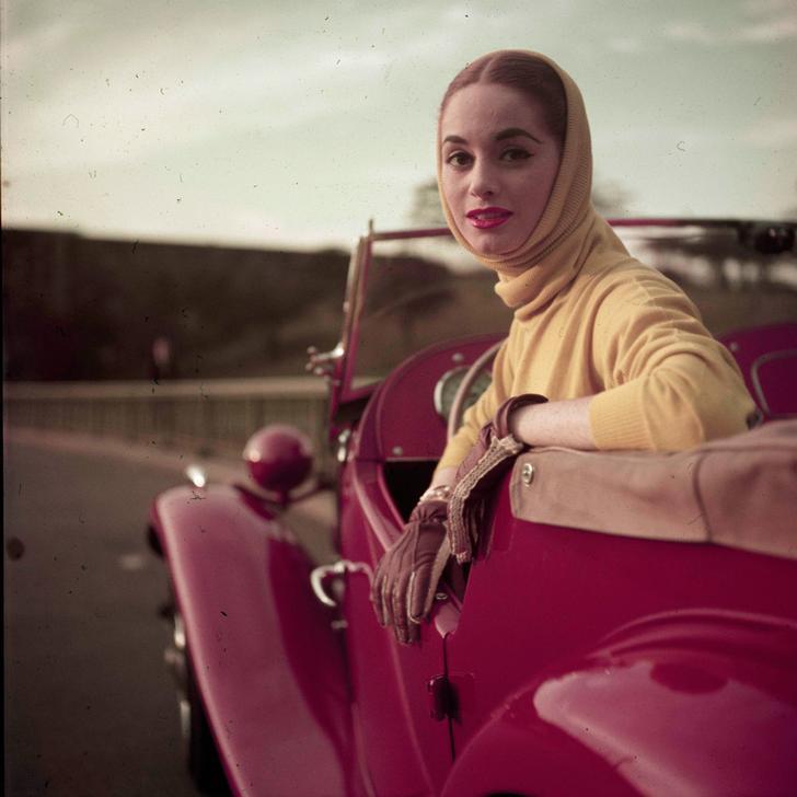 Young woman with headscarf in a convertible car. Photo, 1951 AKG3550198 © akg-images / Tony Vaccaro Young woman with headscarf in a convertible car. Photo, 1951 AKG3550198 © akg-images / Tony Vaccaro