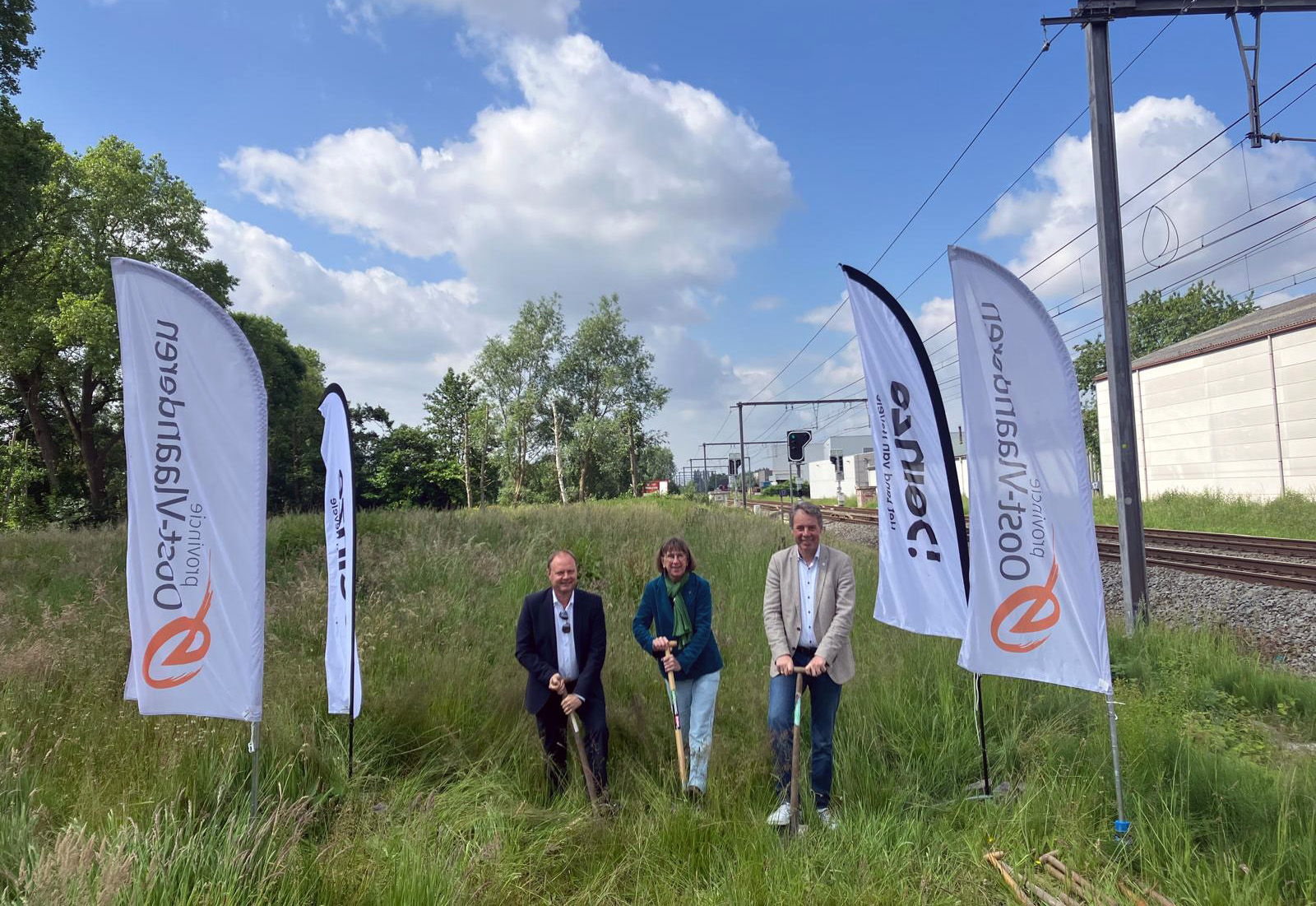 eerste spadesteek met vlnr. schepen Bart Van Thuyne, gedeputeerde Riet Gillis en burgemeester Jan Vermeulen