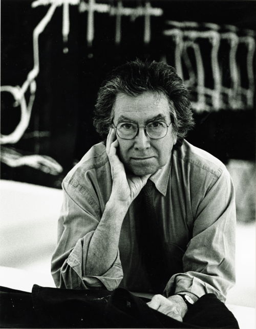 Antoni Tàpies in front of a large-format woodcut in the Stoob studio in St. Gallen, 1993. © Photo: Franziska Messner-Rast, 2023.