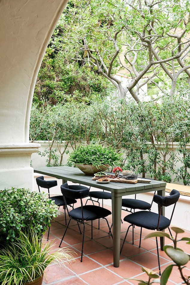 Outdoor dining by Nickey Kehoe Design (Photography Amy Neunsinger), www.1stDibs.com