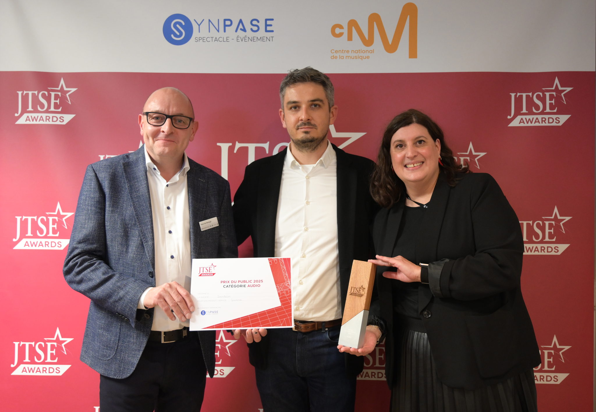 Sennheiser’s Hans de hertogh, Hadrien Soulimant and Ann Vermont with the awards (Photo credit: AS Edition) Sennheiser’s Hans de hertogh, Hadrien Soulimant and Ann Vermont with the awards (Photo credit: AS Edition)