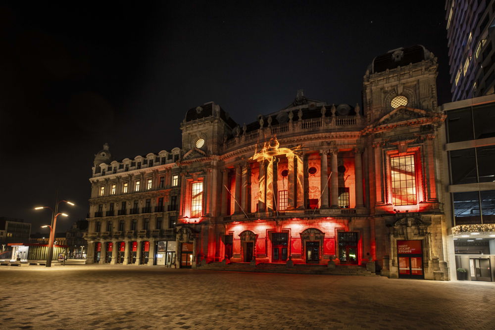 De roodverlichte gevel van de Opera in Antwerpen, n.a.v. de opera Ernani en de oproep van ZAS Hartcentrum om naar je hart te luisteren. . (Foto: ZNA / Dirk Kestens)
