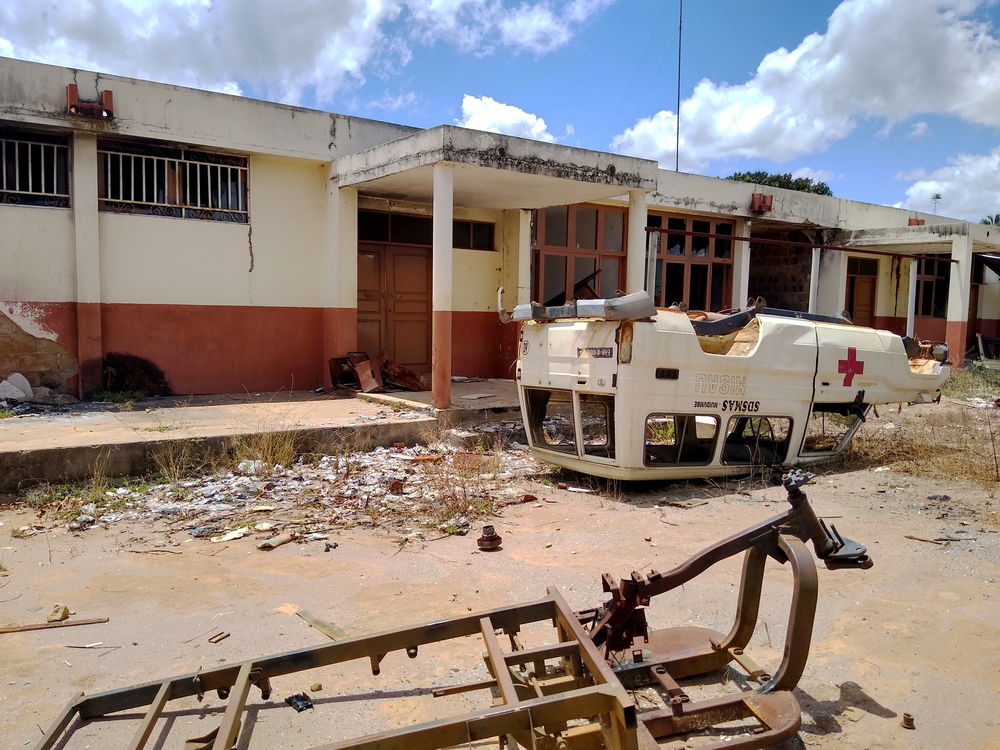 Una ambulancia saqueada frente al centro de salud de Muatide, en el distrito de Muidumbe. © Paulo Milanesio / MSF
