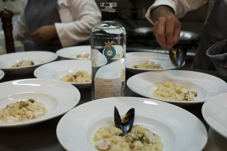 Apionabo, mejillones, robalo y pulpo preparado por la Chef Elena Reygada