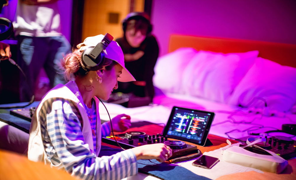 DJ Room Service bij The Student Hotel