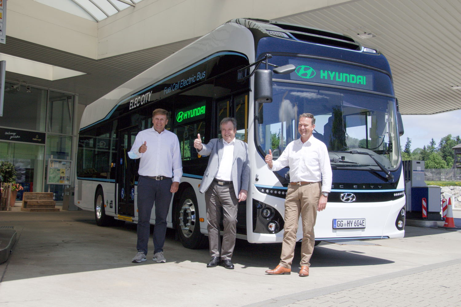 (De gauche à droite) Martin Geldhauser, Managing Director, Geldhauser Linien- und Reiseverkehr GmbH & Co. KG; Martin Zeilinger, Executive Vice President, Head of Commercial Vehicle Tech Unit; Josef Ettenhuber, Managing Director of Busbetrieb Josef Ettenhuber GmbH