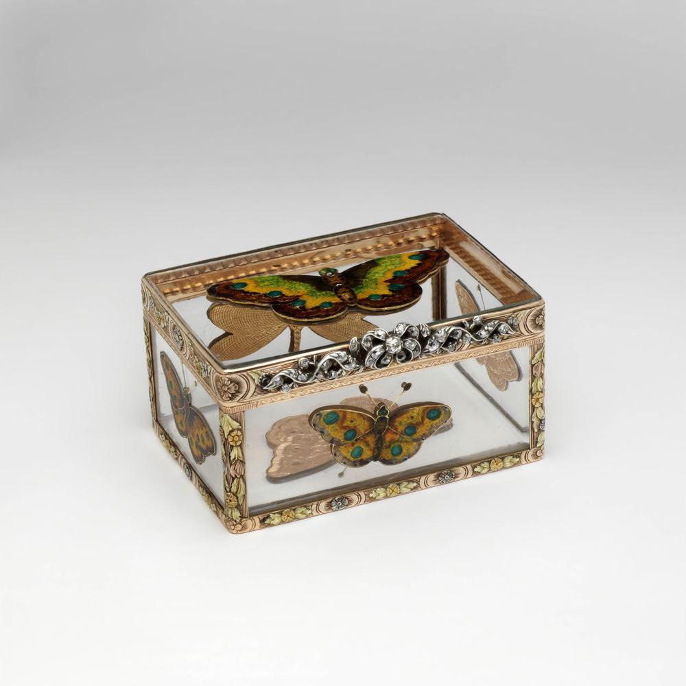Tabatière en or et cristal de roche aux papillons en émail, Dresden, ca. 1770 © La collection Rosalinde et Arthur Gilbert, en depot chez le Musée Victoria et Albert à Londres