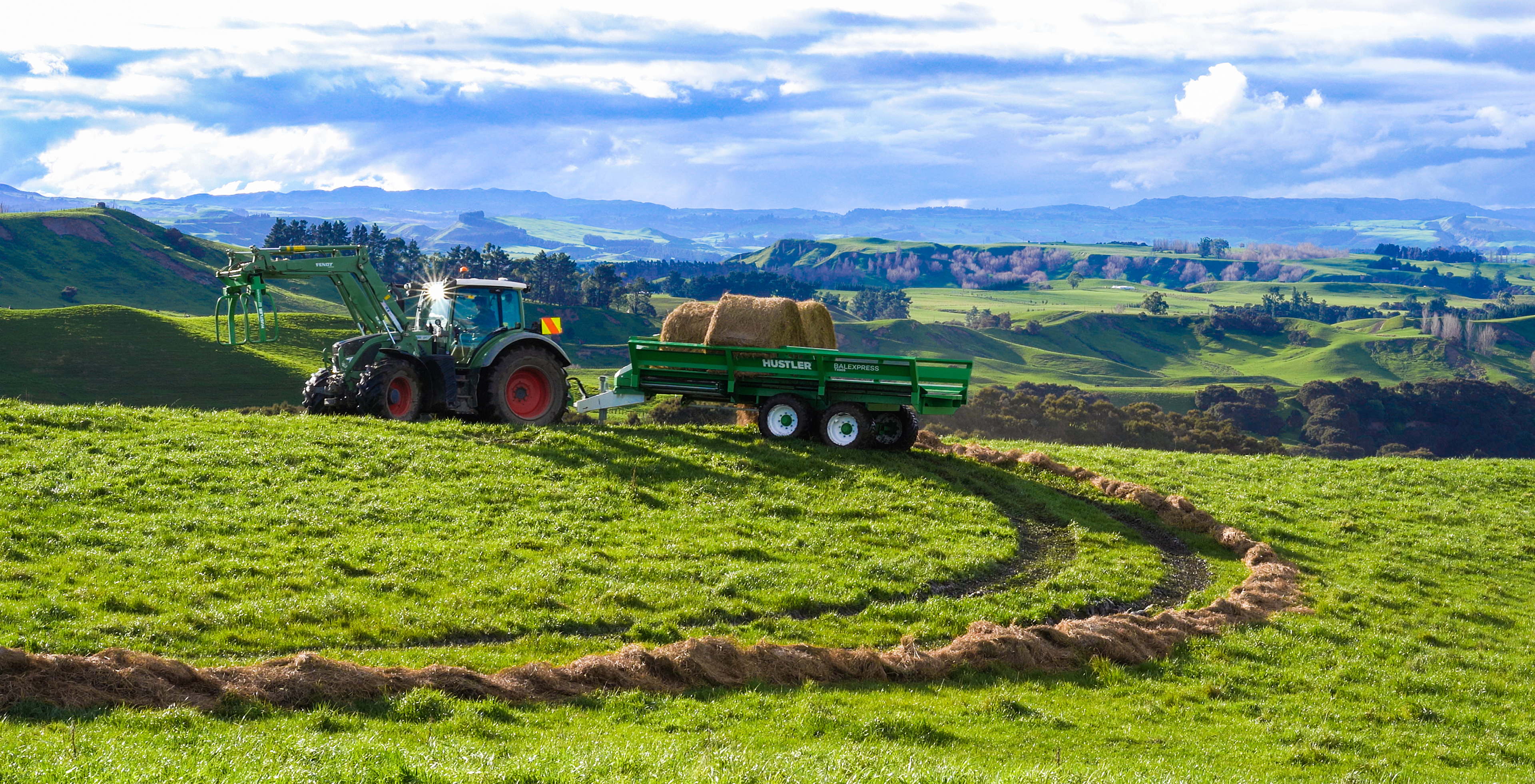 Hustler Equipment Revolutionises High-Volume Bale Feeding with the Launch of BaleXpress Multi-Bale Feeder