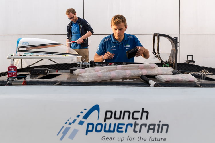 Herstellingen aan de wagen (Credits to Punch Powertrain Solar Team/Geert Vanden Wijngaert)