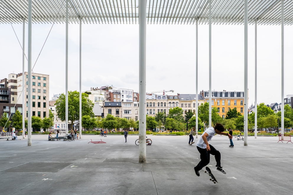 Jongeren op Theaterplein ©Frederik Beyens