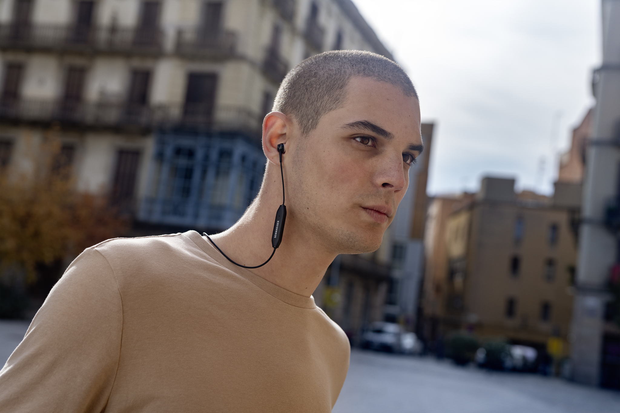 With Sennheiser sound quality, a 10-hour battery life and portable designs, the CX 350BT and CX 150BT have been created to accompany listeners anywhere. With Sennheiser sound quality, a 10-hour battery life and portable designs, the CX 350BT and CX 150BT have been created to accompany listeners anywhere.