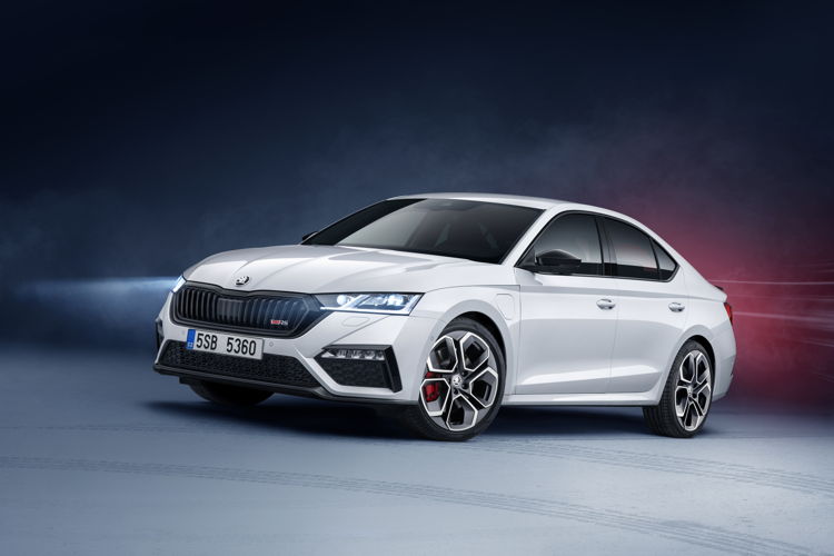 ŠKODA has fitted the OCTAVIA RS iV with a 1.4-litre TSI
petrol engine (110 kW / 150 PS) and an 85-kW electric motor.
Together, they have a combined power output of 180 kW
(245 PS) and offer a maximum torque of 400 Nm, which
is transferred to the front wheels via a 6-speed DSG.
