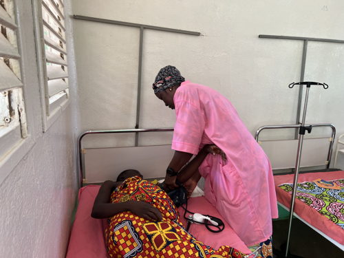 A nurse takes a patient's blood pressure at Batangafo hospital. Batangafo, Central African Republic. August 2023. Max Landry Kassaï/MSF