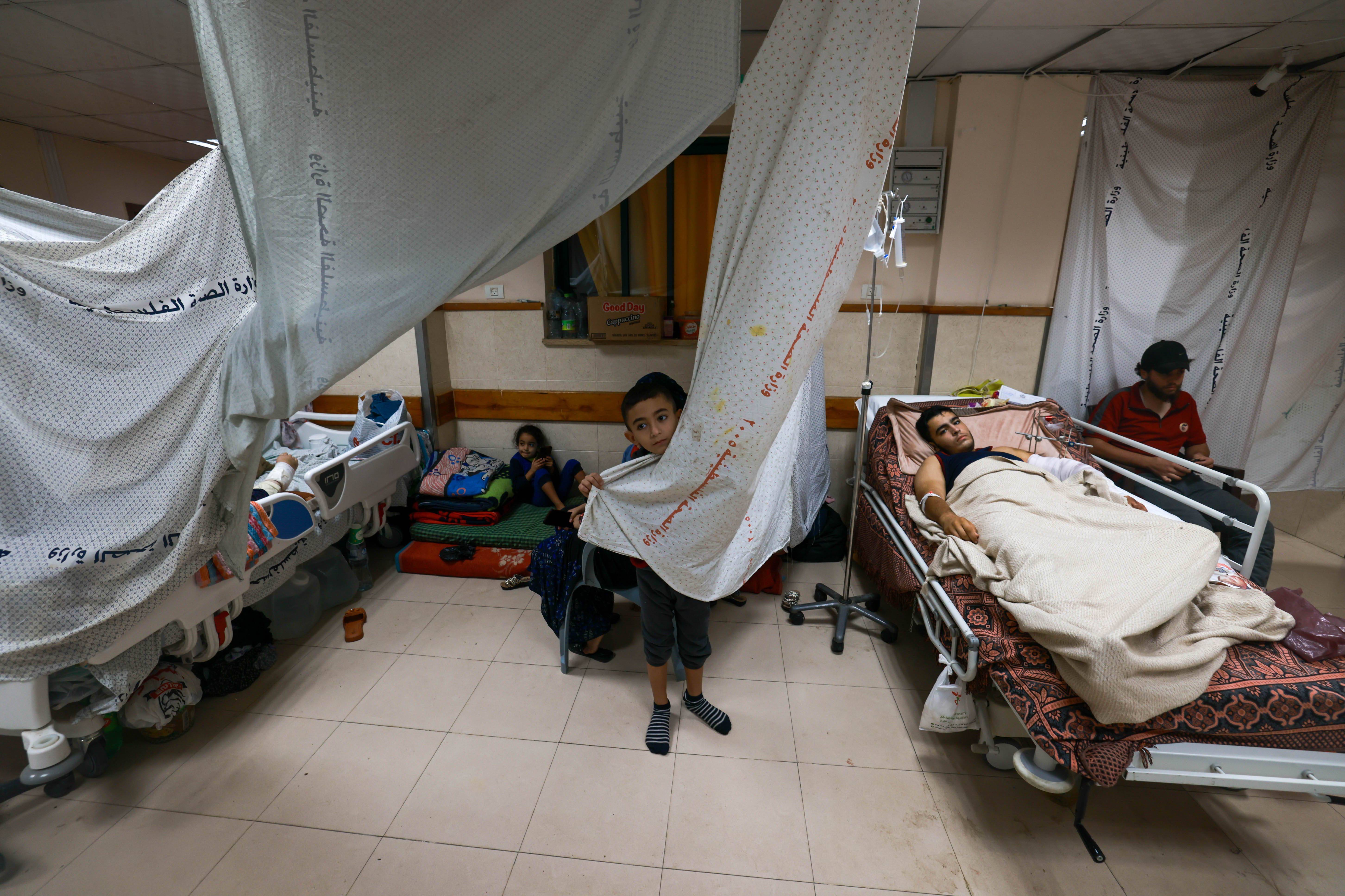Pacientes y personas refugiadas en el hospital Al Aqsa. 29 de noviembre de 2023, Gaza. © Mohammed Abed. Pacientes y personas refugiadas en el hospital Al Aqsa. 29 de noviembre de 2023, Gaza. © Mohammed Abed.
