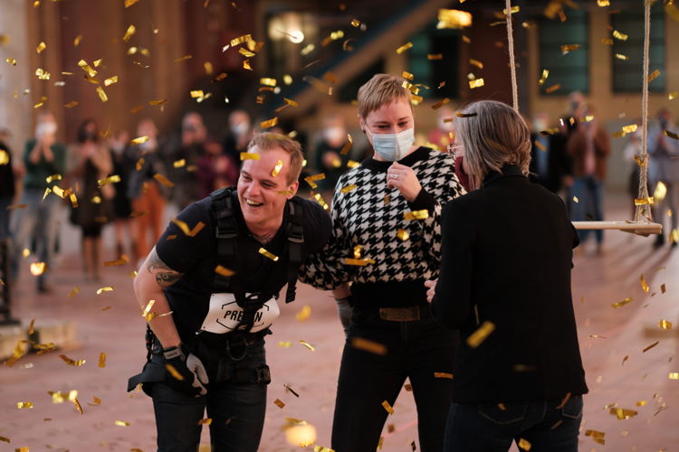 Prebens moeder en vriendin feliciteren hem met de overwinning (c) VRT