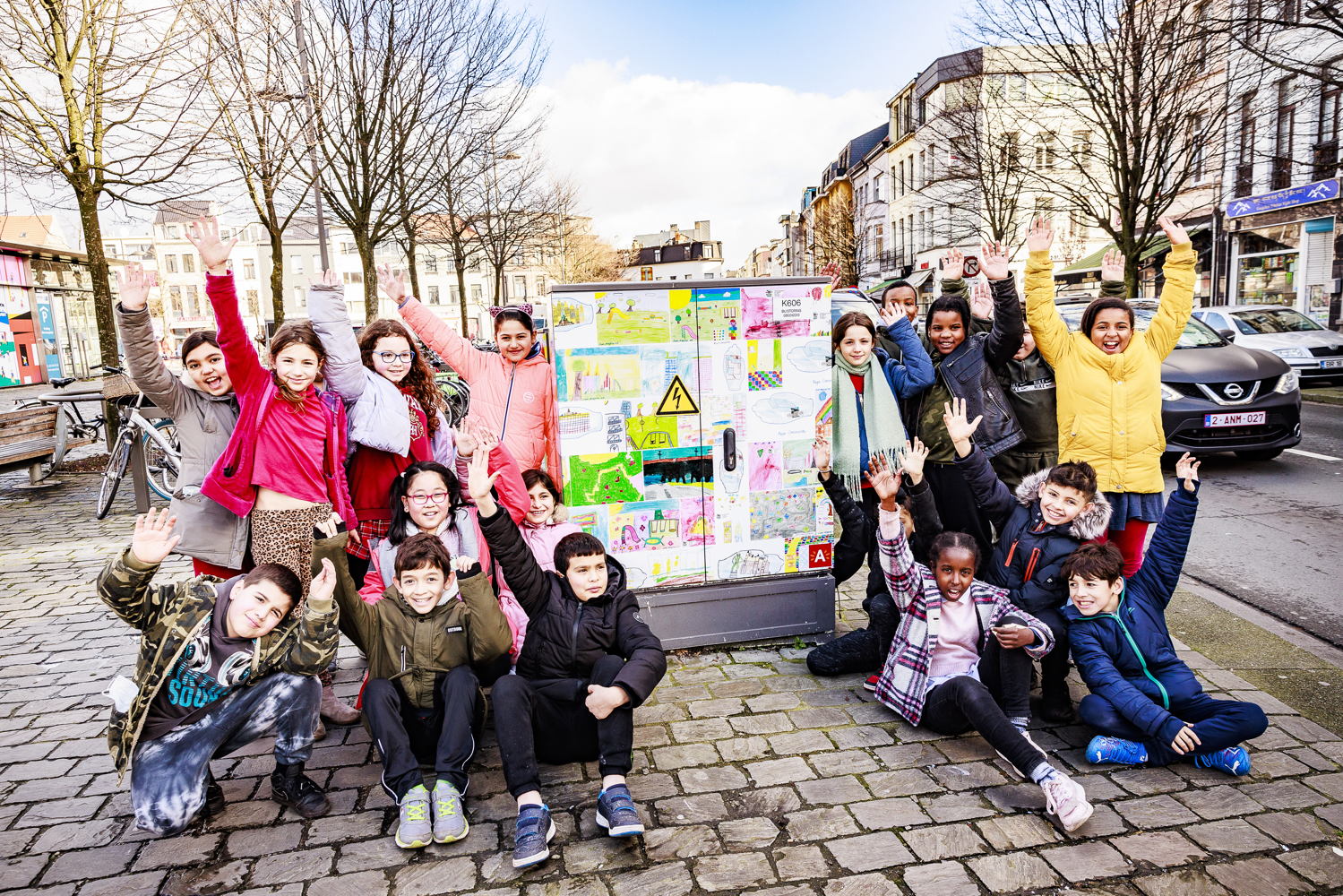 Leerlingen van Omnimundo bij de nutskast met hun tekeningen ©Victoriano Moreno