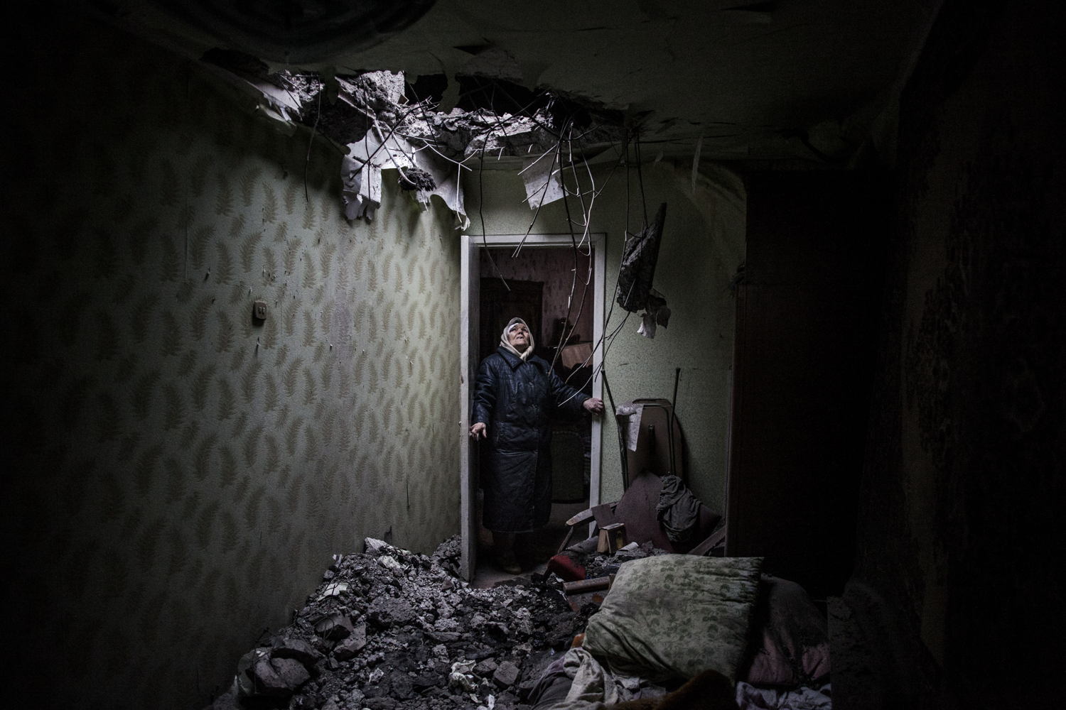 © Manu Brabo
Galina, 86 ans, regarde vers le trou créé par une bombe dans son appartement de Donetsk, à l’est de l’Ukraine. Les équipes de Médecins Sans Frontières ont apporté leur aide des deux côtés de la frontière, jusqu’au début de l’automne 2015 quand elles ont été expulsées par les républiques autoproclamées de Donetsk et Lugansk.